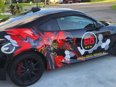 Challenger mit Anime-Touch – Unikat-Folien nur bei 10KWRAPS