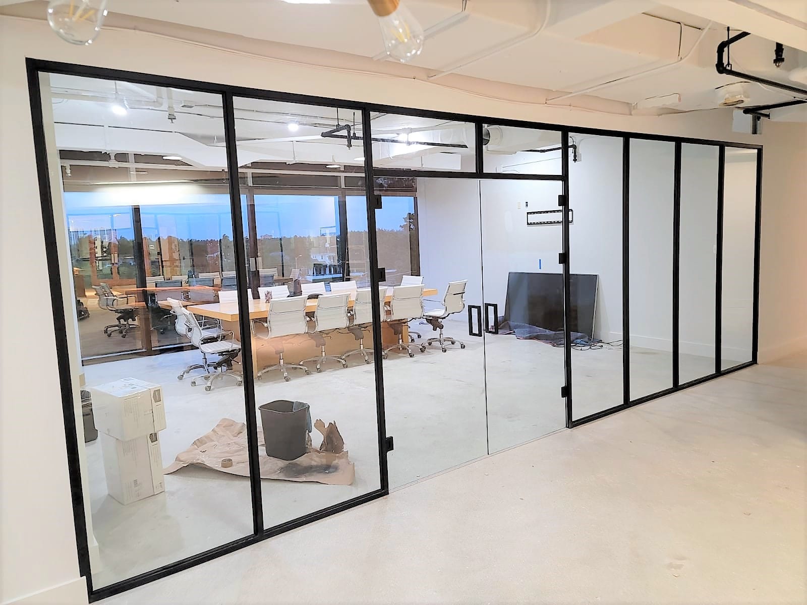 Gestalten Sie Ihre Büros mit den modernen Glaselementen von Studio 30 – Transparente und stilvolle Raumaufteilung