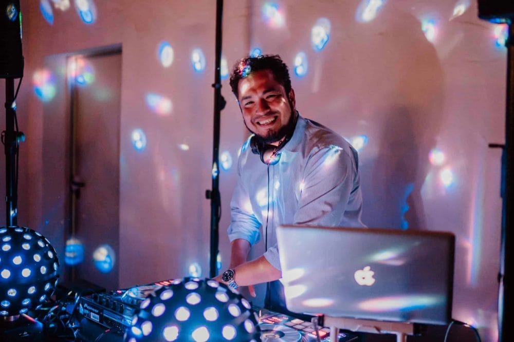 Hochzeits-DJ und Genres: Vielfalt für eine bunte Tanzfläche