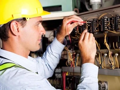 Prüfung elektrischer Anlagen in Altbauten: Herausforderungen und Lösungen