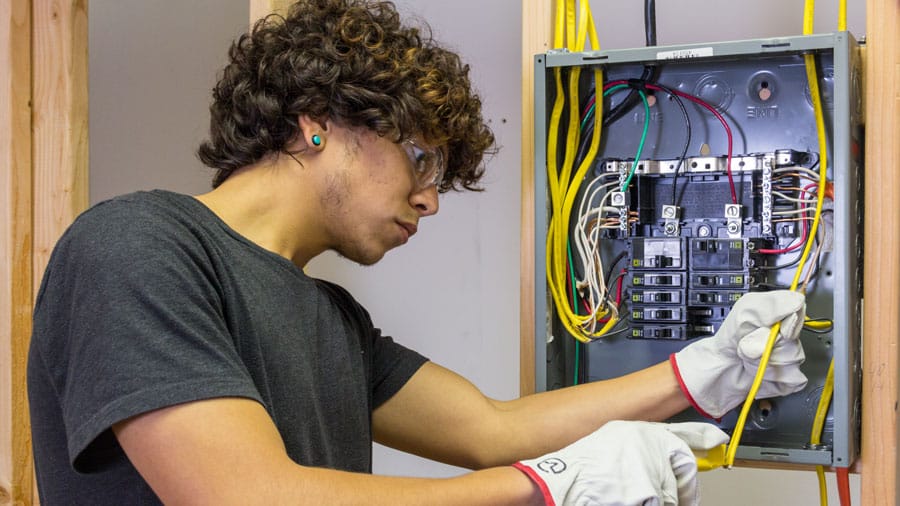 Prüfung elektrischer Anlagen in Altbauten: Herausforderungen und Lösungen
