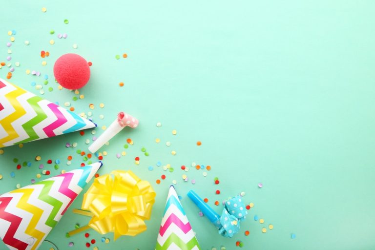Birthday,Party,Caps,,Blowers,And,Confetti,On,Mint,Background