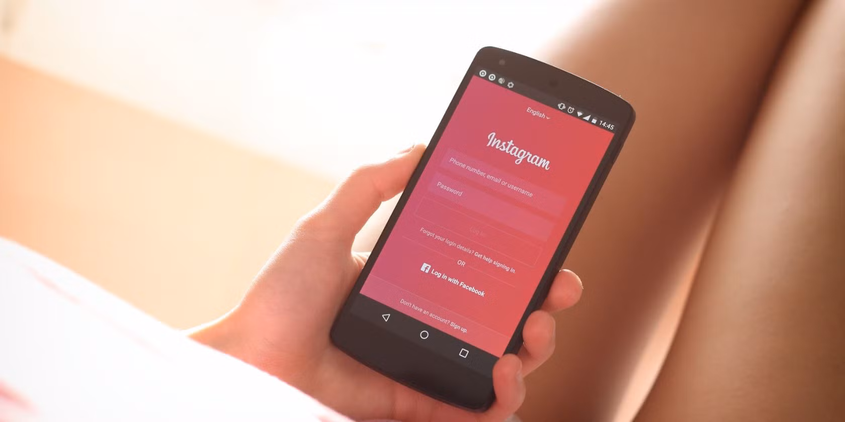 Girl-logging-into-instagram